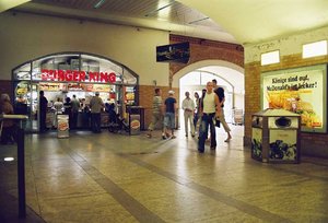 geschickte Werbeplatzierung Bahnhof Berlin- Alexanderplatz 2004